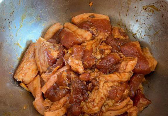 粉蒸肉总油腻不入味？多做2步关键技巧，香软到全家抢着吃