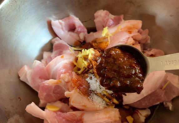 粉蒸肉总油腻不入味？多做2步关键技巧，香软到全家抢着吃