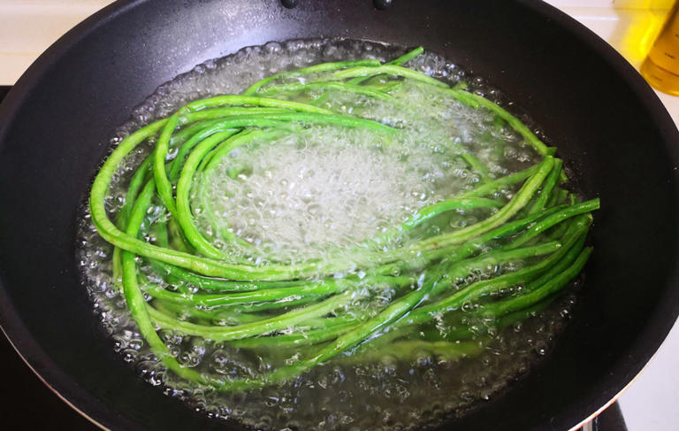 一健脾，二祛湿，三通便，夏天这碱性菜使劲吃，随手一炒太香了！