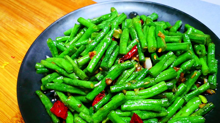 一健脾，二祛湿，三通便，夏天这碱性菜使劲吃，随手一炒太香了！