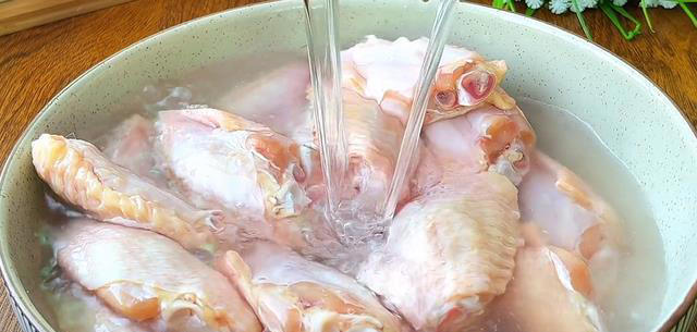 这才是鸡中翅简单又好吃的做法，不油炸不焖煮，一周能吃上5回