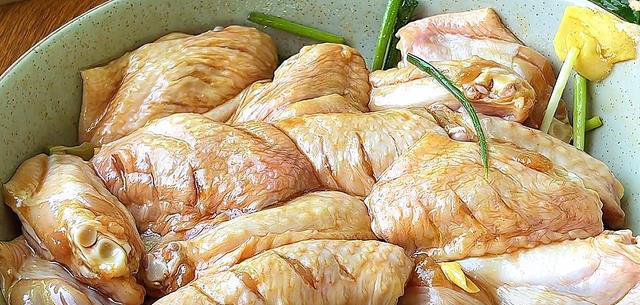 这才是鸡中翅简单又好吃的做法，不油炸不焖煮，一周能吃上5回