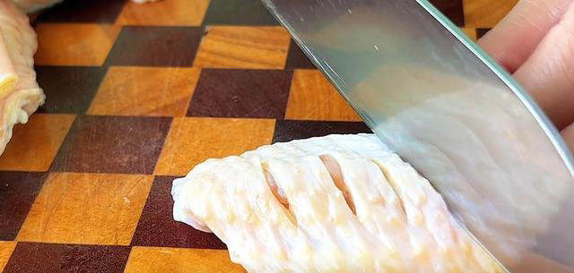 这才是鸡中翅简单又好吃的做法，不油炸不焖煮，一周能吃上5回