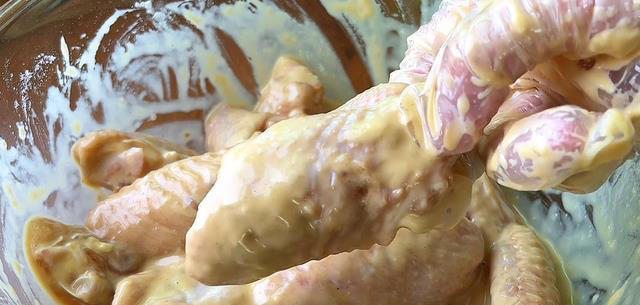 这才是鸡中翅简单又好吃的做法，不油炸不焖煮，一周能吃上5回