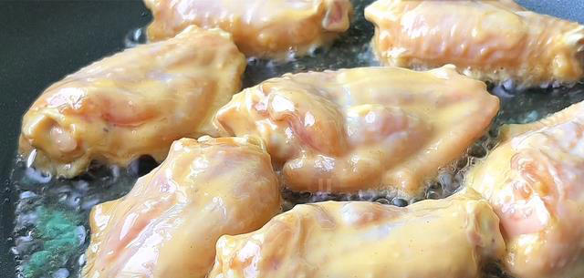 这才是鸡中翅简单又好吃的做法，不油炸不焖煮，一周能吃上5回