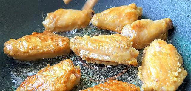 这才是鸡中翅简单又好吃的做法，不油炸不焖煮，一周能吃上5回