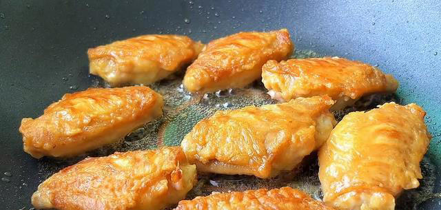 这才是鸡中翅简单又好吃的做法，不油炸不焖煮，一周能吃上5回