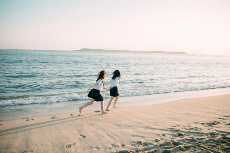 《增广贤文》有言：“易涨易退山溪水，易反易复小人心。”  生活中，到处都有笑脸相迎的人，但我们却很难看到笑脸背后藏着一颗什么样的心。  每当真心被辜负，我们才懂得善良也要有锋芒。  与其相信人性本善，不如提前留三个“心眼”，为自己留