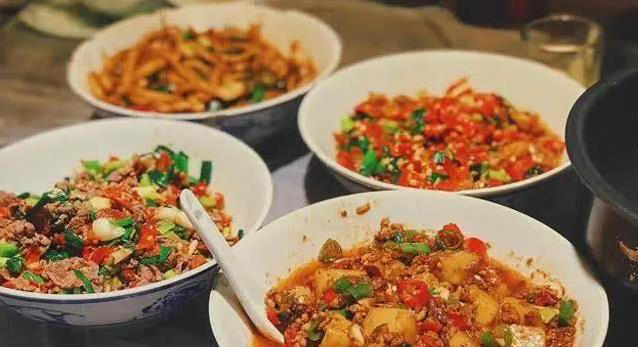 川菜麻辣鲜香，湘菜酸辣过瘾，哪个更对你的胃？