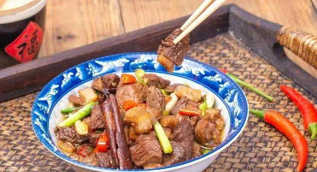 川菜麻辣鲜香，湘菜酸辣过瘾，哪个更对你的胃？