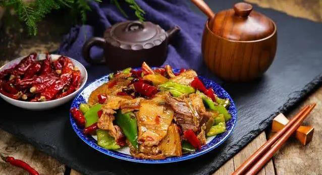 川菜麻辣鲜香，湘菜酸辣过瘾，哪个更对你的胃？