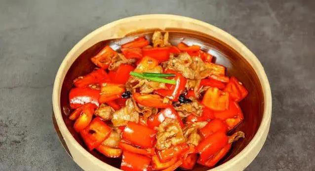 川菜麻辣鲜香，湘菜酸辣过瘾，哪个更对你的胃？