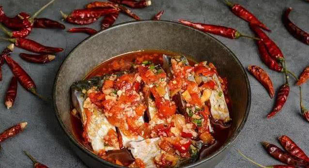 川菜麻辣鲜香，湘菜酸辣过瘾，哪个更对你的胃？