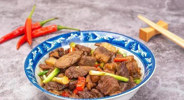 川菜麻辣鲜香，湘菜酸辣过瘾，哪个更对你的胃？