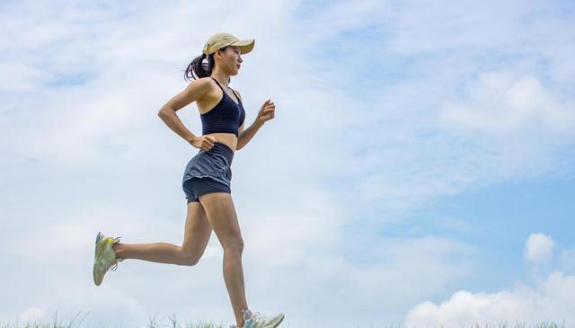 人到中年，到底是骑车锻炼好还是跑步好？今天我来一次性说清楚