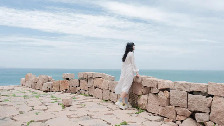 美学家朱光潜的寓所后面，有一条小河，他每晚都会去河边散步，沿着东岸去，过了桥再沿着西岸回。  他说：“走东岸时，我觉得西岸的景色比东岸美；走西岸时，又觉得东岸的景色更美。”  人常常是这样，总在仰望别处的风景，却忘了自己也正站在风景中。