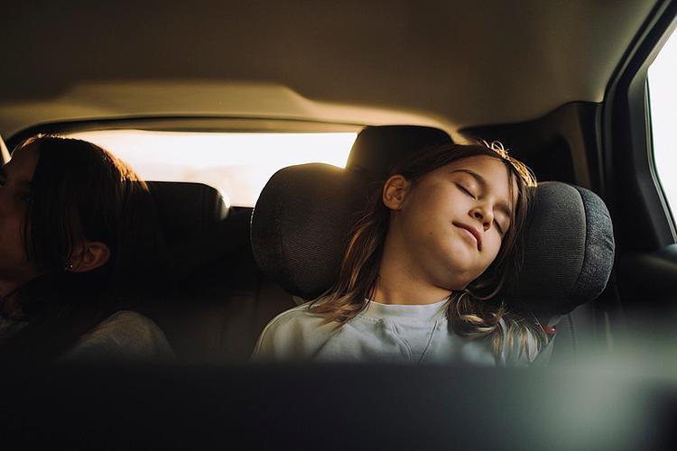 夫妻车内开空调睡觉身亡？提醒：开外循环或窗缝也不是绝对安全！