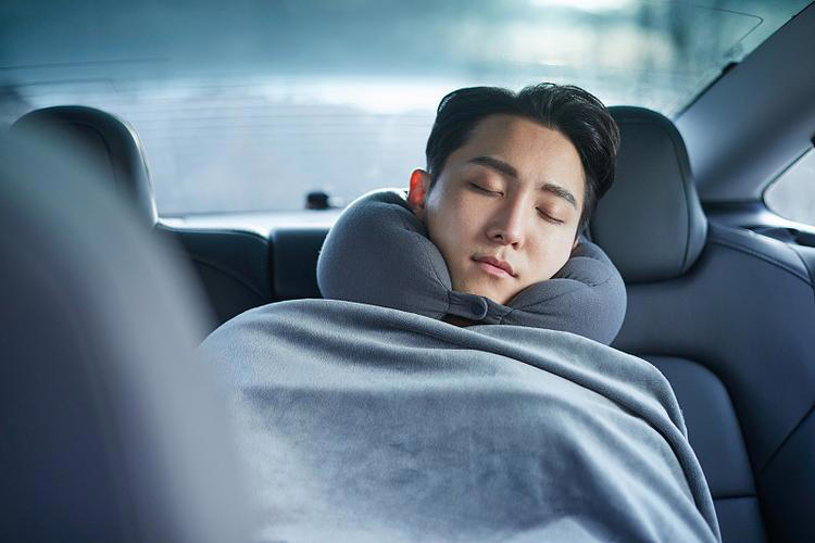 夫妻车内开空调睡觉身亡？提醒：开外循环或窗缝也不是绝对安全！