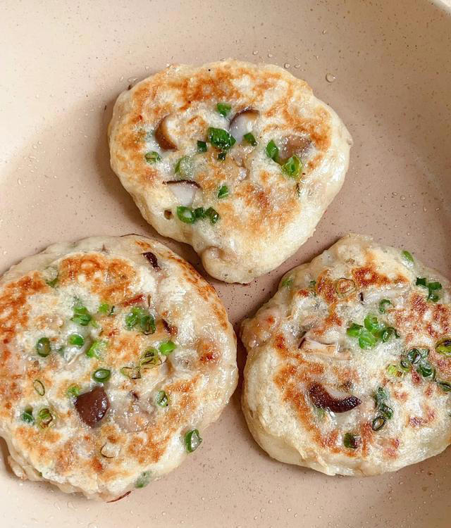 懒人发面饼10分钟搞定，蓬松香软超美味，这饼我能炫一辈子