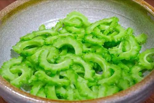 研究发现：经常吃苦瓜的人，过不了多久，肝脏或出现这3个变化！