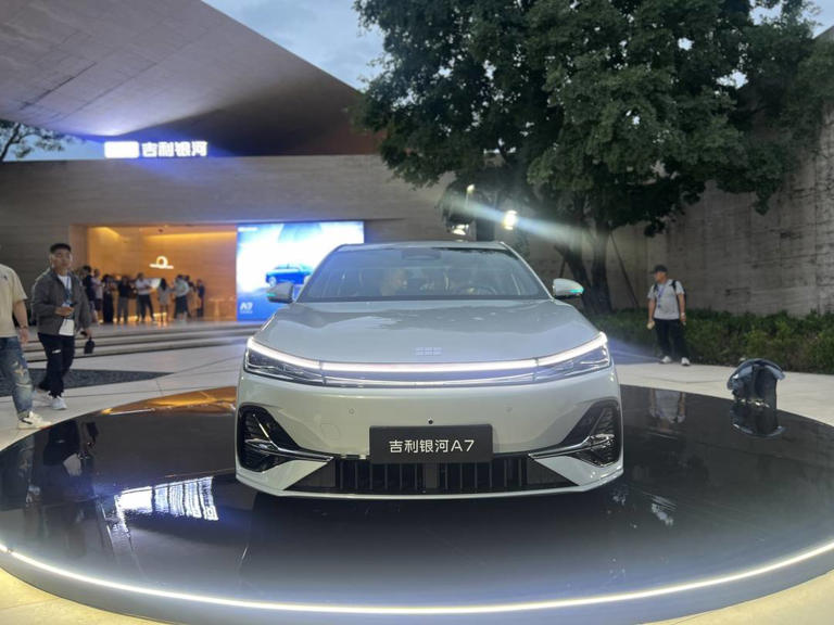  燃油车打响反击战：当AI将百公里油耗降至2L时，你还会买电动车吗？｜汽车观察 