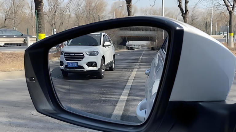 后视镜如何调节视野最好？掌握这几个技巧