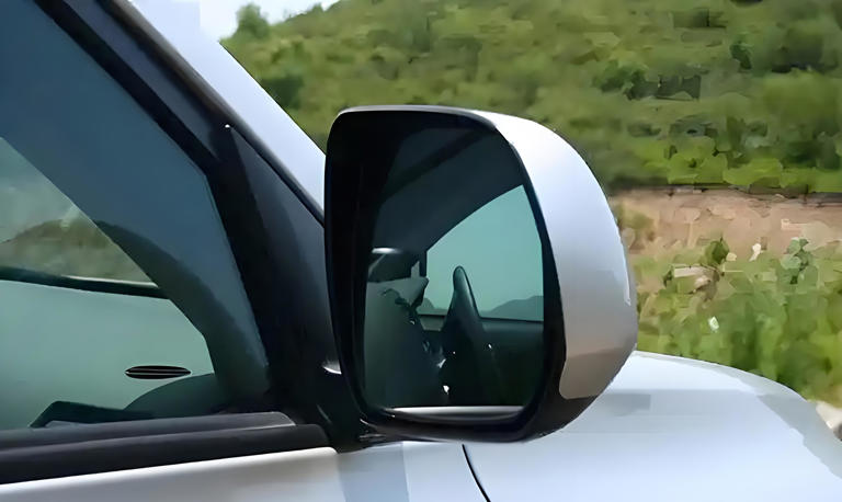 后视镜如何调节视野最好？掌握这几个技巧