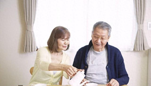 人老后各种病都来了？说实话：2种营养跟得上，有助于增强体质