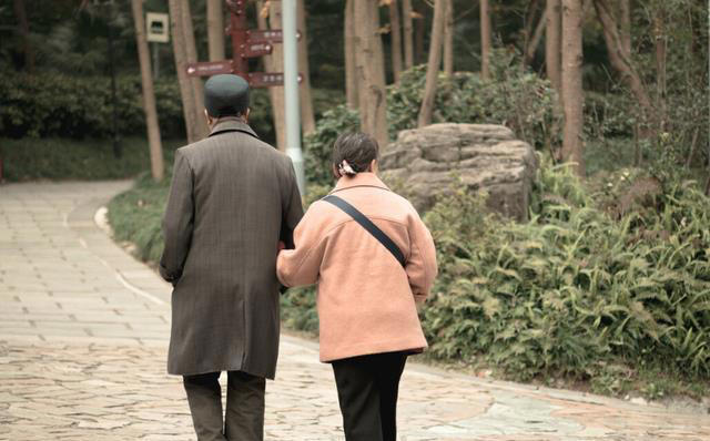 人老后各种病都来了？说实话：2种营养跟得上，有助于增强体质