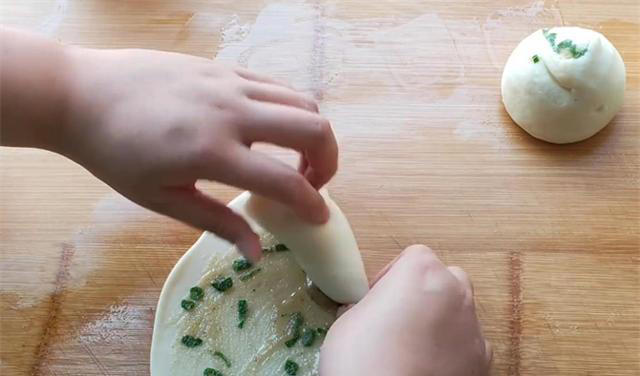 最快速葱油饼做法，外酥里软，不用饧面，凉了不硬，太节约时间了