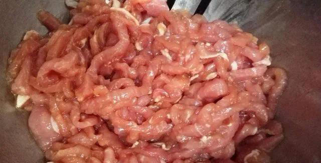 炒瘦肉千万不要直接下锅炒，难怪嚼不动，教你小技巧，鲜香又滑嫩