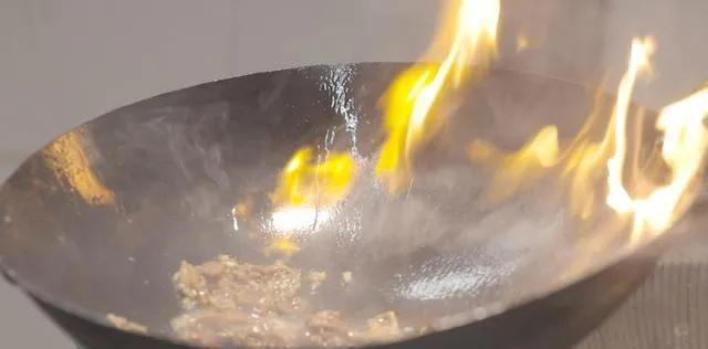 炒瘦肉千万不要直接下锅炒，难怪嚼不动，教你小技巧，鲜香又滑嫩