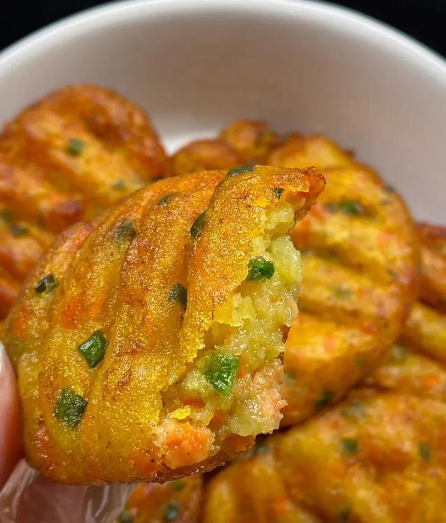 土豆饼这种做法实在太香了，外酥里嫩，软糯香甜