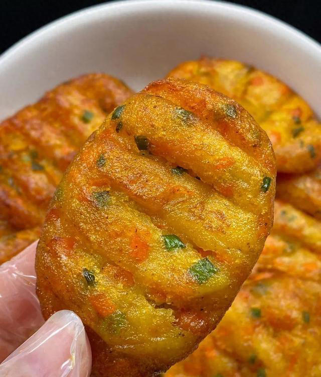 土豆饼这种做法实在太香了，外酥里嫩，软糯香甜