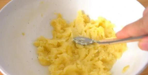 外酥里嫩媲美薯饼，无油健康做法揭秘，你家也能做！