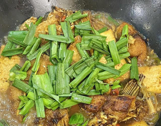 大厨教你家庭炖鱼块的做法，用料简单味道足，鲜嫩入味下酒又下饭