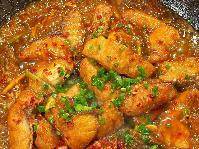 大厨教你家庭炖鱼块的做法，用料简单味道足，鲜嫩入味下酒又下饭