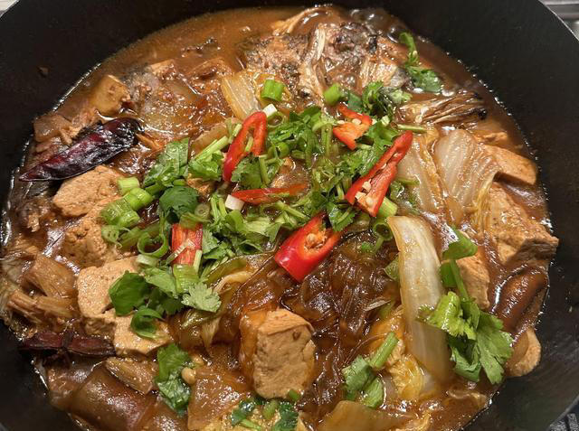 大厨教你家庭炖鱼块的做法，用料简单味道足，鲜嫩入味下酒又下饭