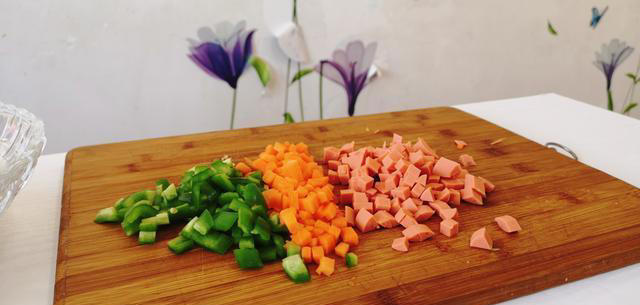 蛋炒饭，是先炒鸡蛋还是先炒饭，正确做法教给你，金黄松散真好吃