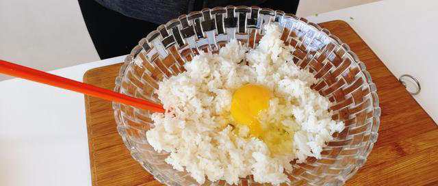 蛋炒饭，是先炒鸡蛋还是先炒饭，正确做法教给你，金黄松散真好吃