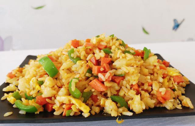 蛋炒饭，是先炒鸡蛋还是先炒饭，正确做法教给你，金黄松散真好吃