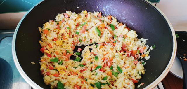 蛋炒饭，是先炒鸡蛋还是先炒饭，正确做法教给你，金黄松散真好吃