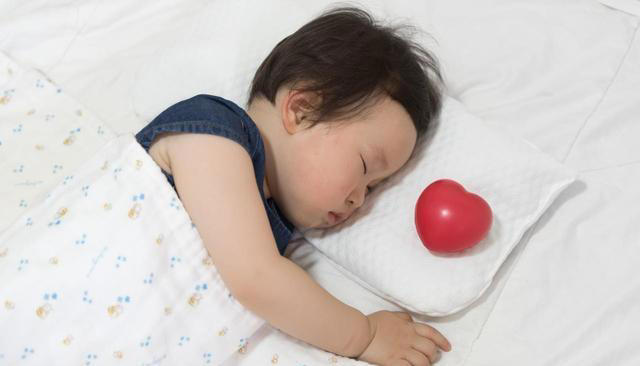 从小睡枕头和不睡枕头的孩子，长大后有什么差别？家长要及早了解