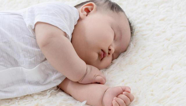 从小睡枕头和不睡枕头的孩子，长大后有什么差别？家长要及早了解