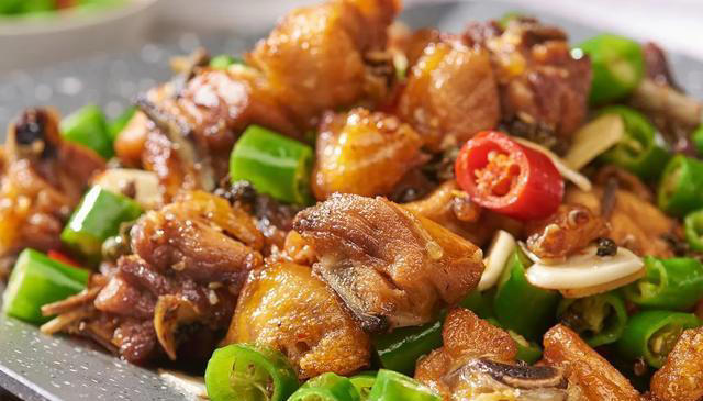 以后想吃干锅鸡，你就像我这样做，麻辣干香，做法简单又好吃