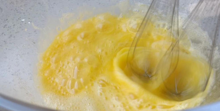 4个鸡蛋1碗面粉，在家做老式鸡蛋糕，找回小时候的味道