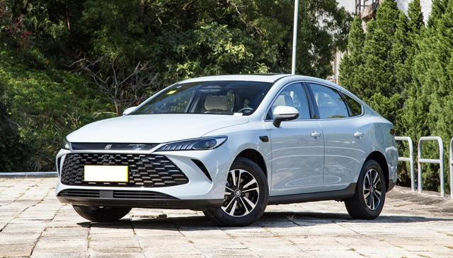 从11.38万降至6.98万，油耗1.11升，满油电续航2055km，又是爆款