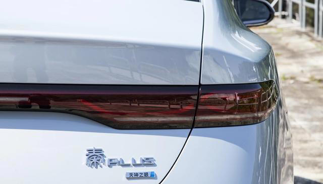 从11.38万降至6.98万，油耗1.11升，满油电续航2055km，又是爆款