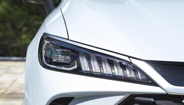 从11.38万降至6.98万，油耗1.11升，满油电续航2055km，又是爆款