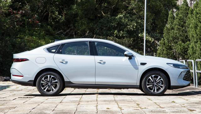 从11.38万降至6.98万，油耗1.11升，满油电续航2055km，又是爆款